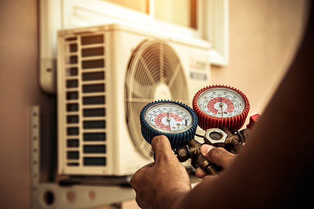 Professional Emergency Hvac technician working in West Des Moines, IA